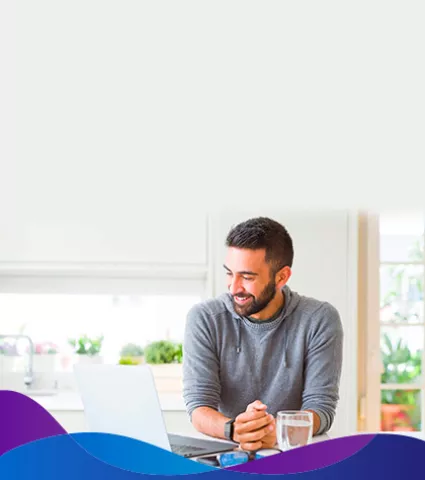Hombre revisando en su celular el adelanto de facturas para obtener liquidez inmediata con Factoring Security
