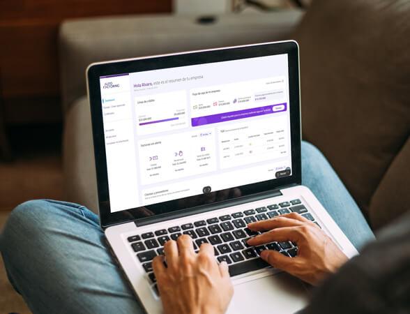 Imagen de una persona realizando una operación de factoring en la plataforma de Autofactoring